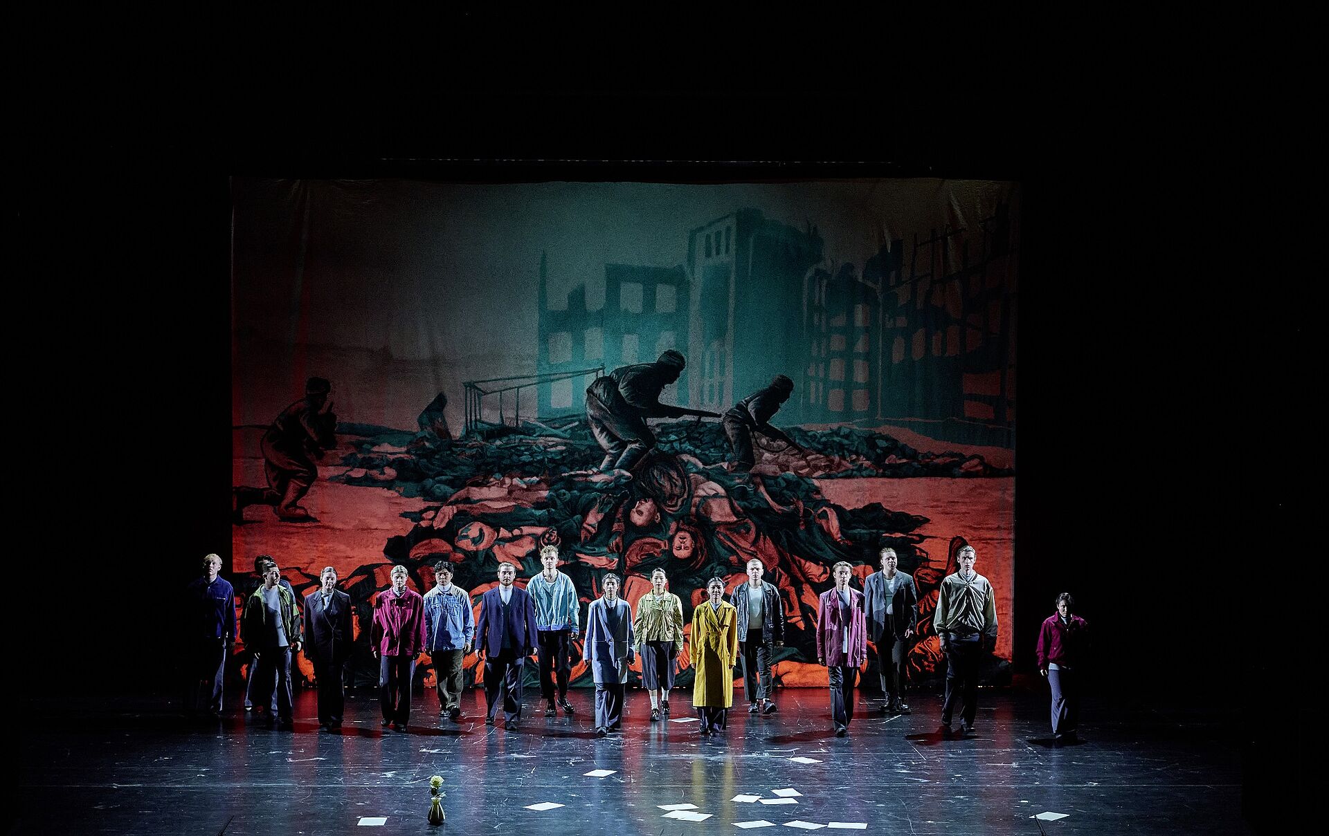 DIE WEISSE ROSE_B: Opernchor mit Oliver Chubb (2.v.l. Christoph Probst), Yu He (5.v.l. Professor Huber), Fabian Werner (8.v.l., Schmorell), Yejy Nam (6.v.r. Sophie Scholl), Mykola Piddubnyk (5.v.r. Willi Graf), Fabian Schulze (3.v.r. Hans Scholl)