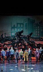 DIE WEISSE ROSE_B: Opernchor mit Oliver Chubb (2.v.l. Christoph Probst), Yu He (5.v.l. Professor Huber), Fabian Werner (8.v.l., Schmorell), Yejy Nam (6.v.r. Sophie Scholl), Mykola Piddubnyk (5.v.r. Willi Graf), Fabian Schulze (3.v.r. Hans Scholl)/Foto: Stephan Floss