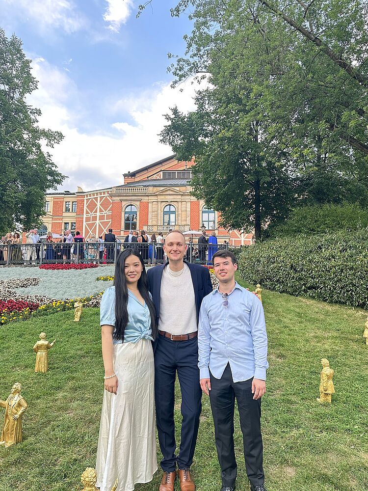 Drei Studierende von der HfM Dresden bei den Bayreuther Festspielen im Rahmen eines Richard-Wagner-Stipendiums
