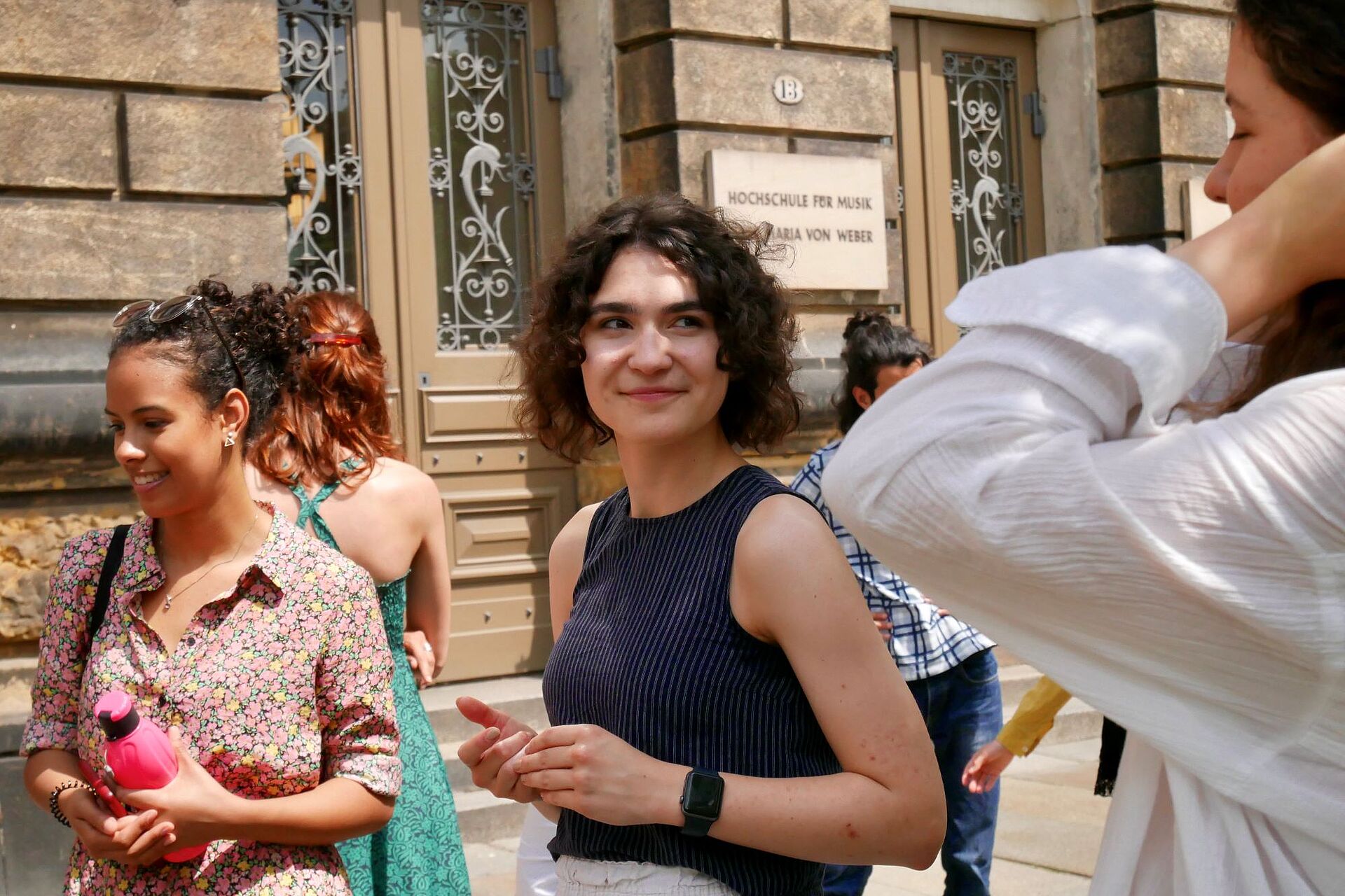 Studierende vor der Hochschule/Foto: Antonia Humboldt Studierende stehen vor der HfM Dresden und unterhalten sich