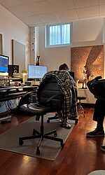 Zimmer mit kleinen hohen Fenstern, Computer und Instrumente