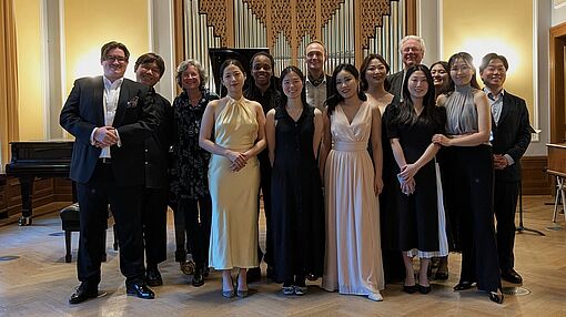Liedklasse in Leipzig: (v.l.n.r.) Jan Joschua Vlasanek, Seunghwan Ji, Prof. Ulrike Siedel, Yejy Nam, Kyle Fearon-Wilson, Suyeon Bang, Nico Lindheimer, Xiang Li, Hanna Park, Prof. Olaf Bär, Huijeong Chae, Ayaka Shimizu, Minjee Hong, Jongwoo Hong/Foto:Ulrike Siedel
