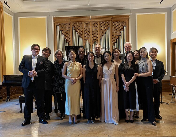 Liedklasse in Leipzig: (v.l.n.r.) Jan Joschua Vlasanek, Seunghwan Ji, Prof. Ulrike Siedel, Yejy Nam, Kyle Fearon-Wilson, Suyeon Bang, Nico Lindheimer, Xiang Li, Hanna Park, Prof. Olaf Bär, Huijeong Chae, Ayaka Shimizu, Minjee Hong, Jongwoo Hong/Foto:Ulrike Siedel