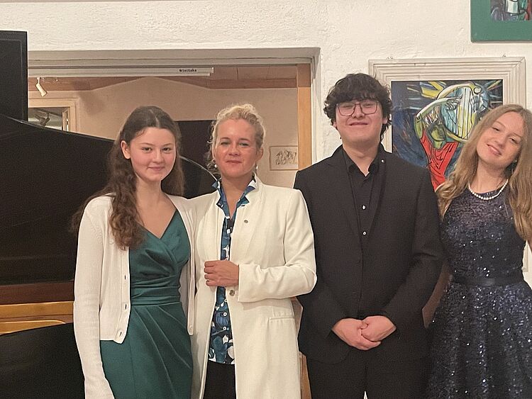 Konzertreise in Bayern/Foto: Aleksandra Mikulska Aleksandra Mikulska mit ihren Klavier-Schülerinnen und -Schülern bei einer Konzertreise in Bayern, to the current article
