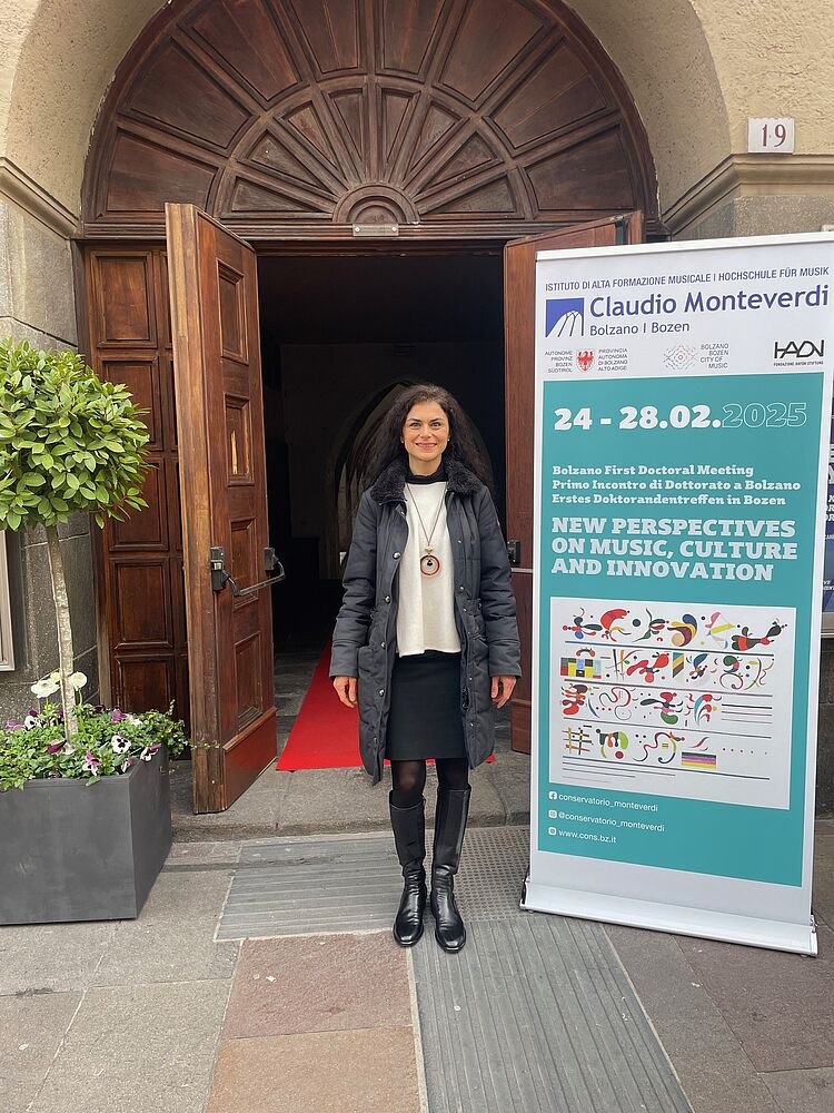 Vor dem Haupteingang der Hochschule für Musik Claudio Monteverdi in Bozen/Foto: Mirjana Rajic
