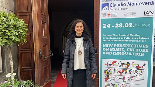Vor dem Haupteingang der Hochschule für Musik Claudio Monteverdi in Bozen/Foto: Mirjana Rajic