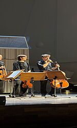 Ensemblewettbewerb 2026: Bel Air String Quartett v.l.n.r.: Leonardo Vasile (Violine), Agne Gecaite (Violine), Emilie Küster (Viola), Johann Eilrich (Cello), Prof. Franz Brochhagen/Foto: Marie Kirchner Applaus für das Bel Air String Quartett