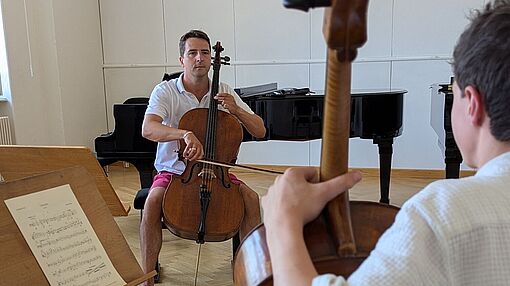 Sommerakademie Youth 2024: Einzelunterricht Violoncello mit Norbert Anger/Foto: Nadja Peschel