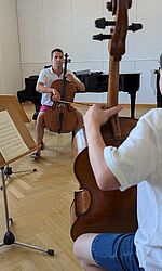 Sommerakademie Youth 2024: Einzelunterricht Violoncello mit Norbert Anger/Foto: Nadja Peschel