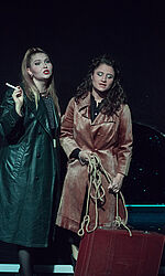 Galoschenoper 2022 B: Jenny (Coleen Dreher), Macheath (Anina Batz)/Foto: Marlene Lorenz