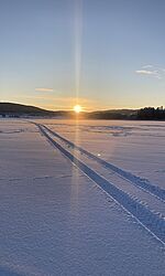 Gefrorener See mit Straße bei Siljansnaes/Foto: Hans Jacob Wohlfarth