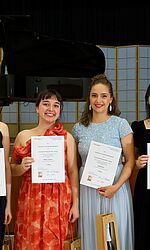 Die Preisträgerinnen des Louis-Spohr-Wettbewerb mit ihren Urkunden