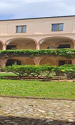 Innenhof mit Bepflanzung