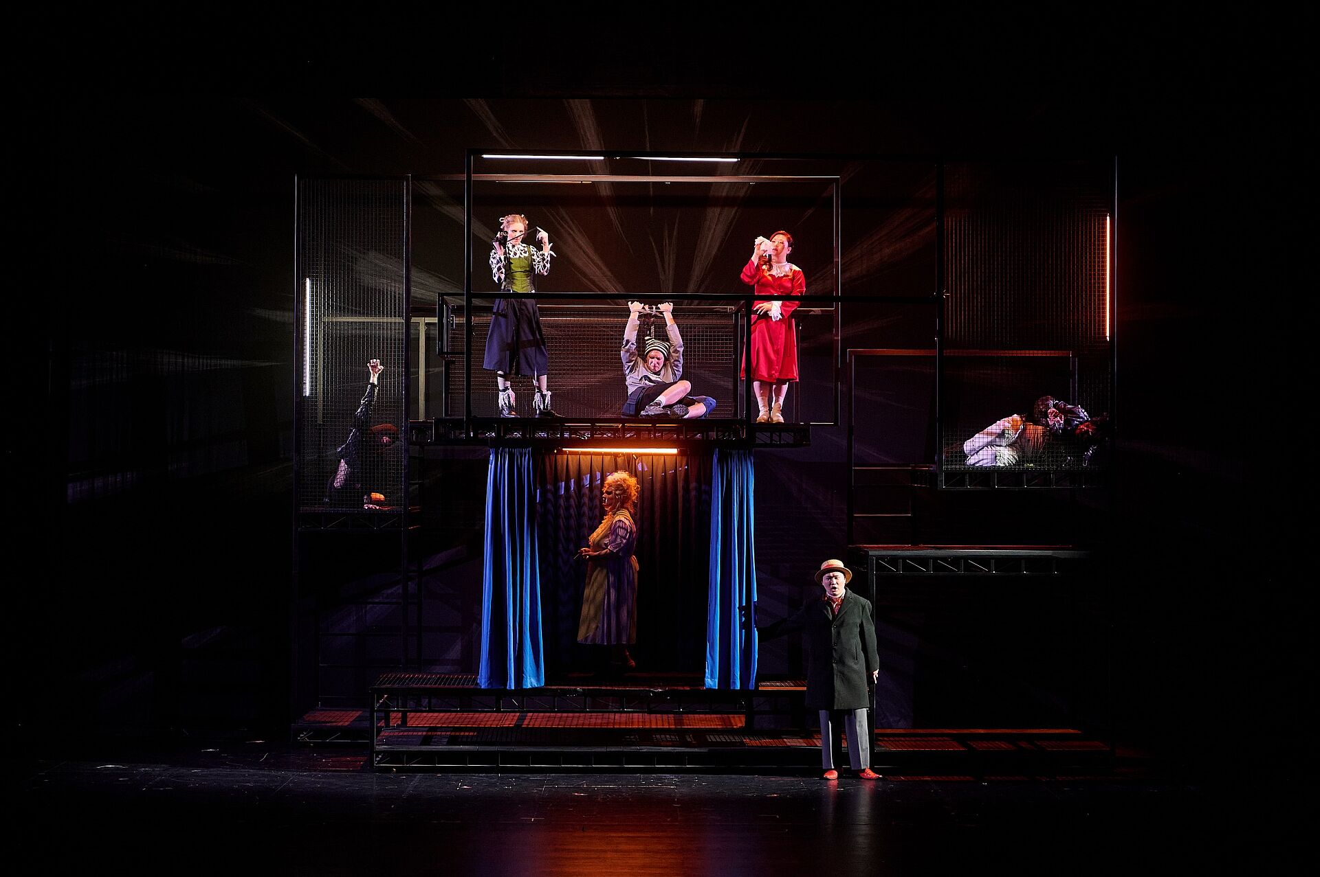 DON GIOVANNI: (oben, v.l.n.r.) Clara-Marie Schade (Zerlina), Alexander Rampp (Leporello), Hanna Park (Donna Anna), (unten, v.l.n.r.) Lisa Trentmann (Donna Elvira), Kota Katsuyama (Don Ottavio)/Foto: Stephan Floss Szenenbild der Opernproduktion DON GIOVANNI