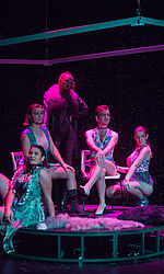 Galoschenoper 2022 A: Molly (Johanna König), Ann (Katharina Meier), Jenny (Lara Hoffmann), Pat (Hanjo Laabs), Suzie (Paula Bastuck)/Foto: Marlene Lorenz