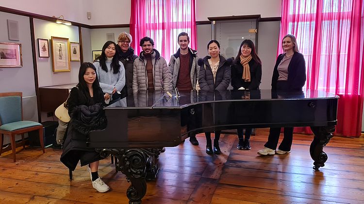 Gruppenbild im Franz-Liszt-Museum (v.l.n.r.): Inhye Park, Hyeonju Cho, Karl-Heinz Simon, Riccardo Stiffoni, Levi Fuchs, Eunbin Oh, Jiwon Choi, Larissa Leyde/Foto: Wolfgang Schaller