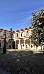 Innenhof im Schatten, durch Sonne beleuchtet Hausfront