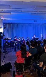 Konzert in einemblau beleuchteten Raum