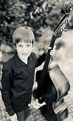 Schüler Erwin Berkoben mit seinem Kontrabass