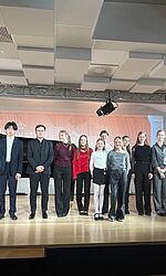 Schüler*innen nach dem Auftritt in der Bechstein VielHarmonie Seifhennersdorf/Foto: Aleksandra Mikulska Gruppenbild nach dem Auftritt in der Bechstein VielHarmonie Seifhenners
