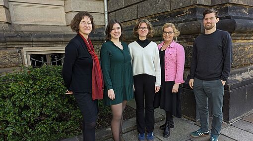 Nachwuchsforschungsgruppe "Sprache – Musik – Wahrnehmung": (v.l.n.r.) Prof. Dr. Christin Werner, Luise Ebert, Leontine Bayer, Elke Kottmair, Anselm Vollprecht, nicht im Bild: Dr. Daniel Prantl, Friedrike Horn/Foto: Stefanie Pilz