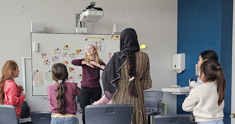 Kooperation mit der 153.Grundschule/Foto: Christin Werner Jessica Berger gibt Musikunterricht in der DaZ-Klasse der 153. Grundschule, to the current article