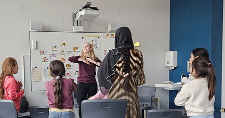 Jessica Berger gibt Musikunterricht in der DaZ-Klasse der 153. Grundschule