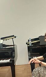 Mirjana Rajić erklärt einer Studentin etwas zum Klavierspiel