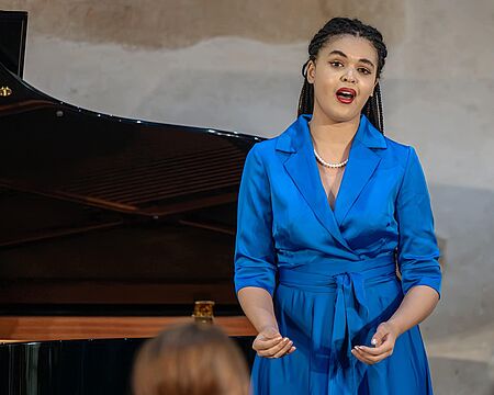 Vanesa Soares/Foto: privat Vanesa Soares singt vor einem Klavier