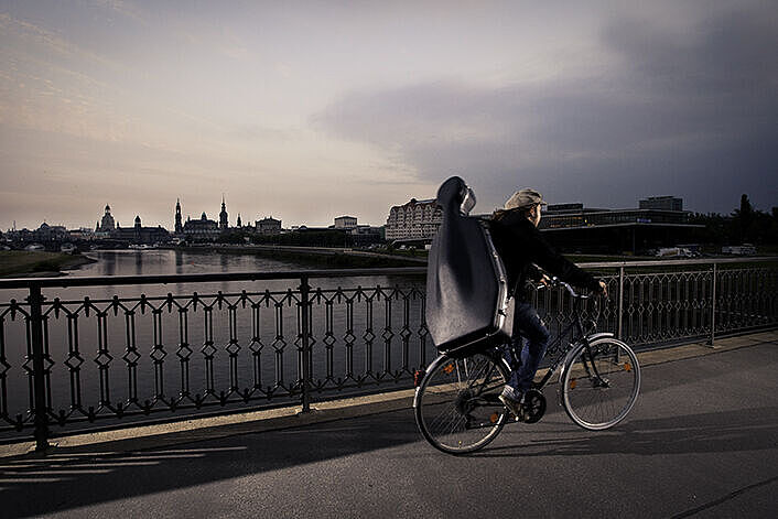 Foto: Marius Leicht Fahrradfahrer mit Sicht auf Dresden