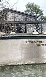 Vorderseite des Edvard Grieg Museums Troldhaugen nahe Bergen/Foto: Malte Pick Eingang des Edvard Grieg Museums in Troldhaugen