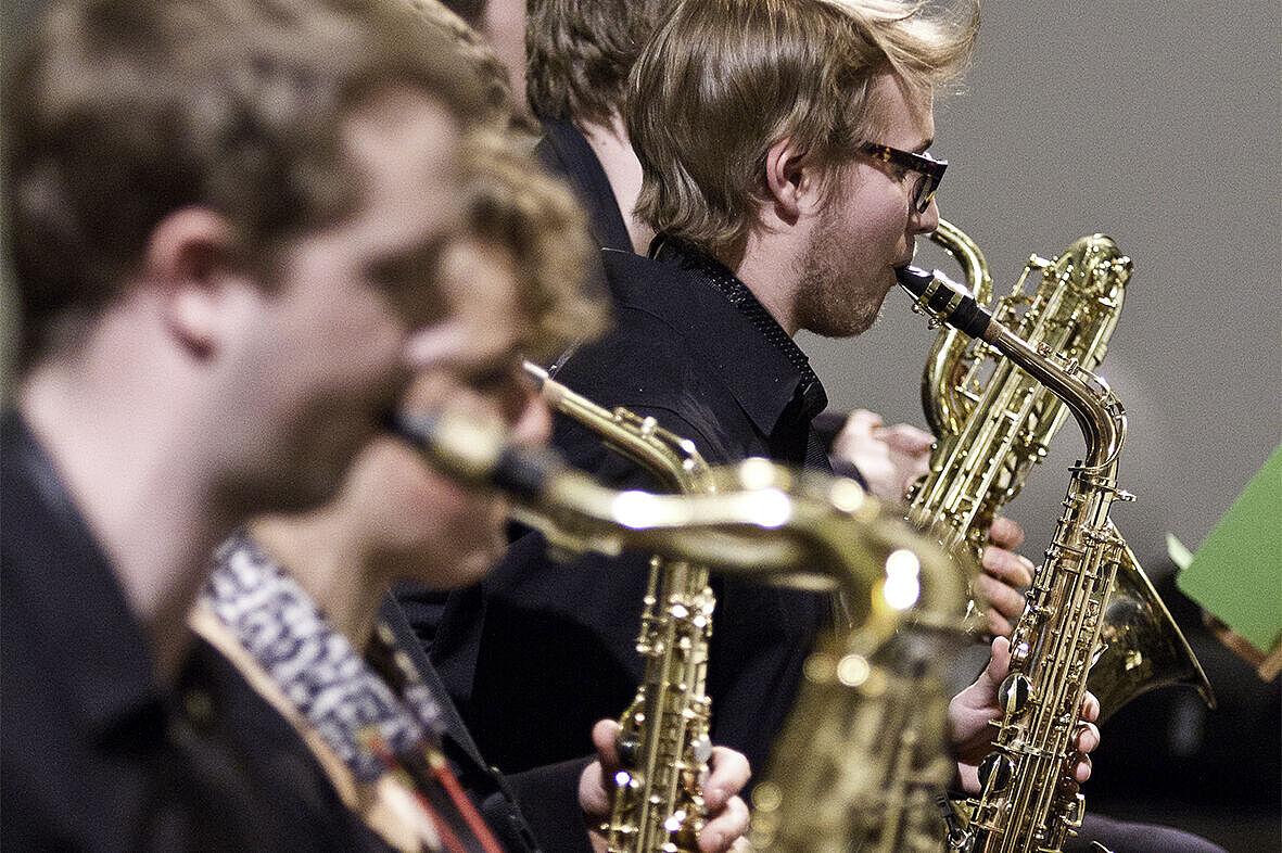 Saxophonisten des hfmdd jazz orchestra/Foto: Marius Leicht