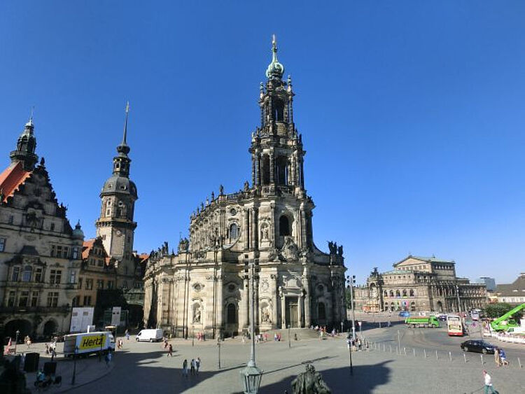 Katholische Hofkirche Dresden mit blauem Himmel, to the current article