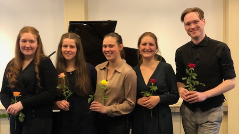 Musizieren auf dem Land, Weißwasser, 27.04.23: (v.l.n.r.) Anna Heiland, Luise Pippig, Alexandra Marie Schneider, Rosa Üregi, Maximilian Schwarze/Foto: Ine Kang