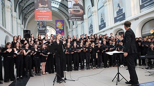 Jugendchor und Studiochor singen in der Kuppelhalle des Dresdner Hauptbahnhofs/Foto: Konrad Jentzsch