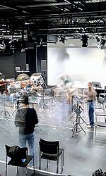 Konzert „Different Cities“ in der Blackbox der HKB/Foto: Julius von Lorentz Konzertaufbau in einem kleinen schwarzen Raum