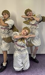 Studierende als Knaben in der Zauberflöte in Engelskostümen