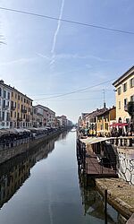 Fluss in der Mitte, rechts und links Häuserfronten