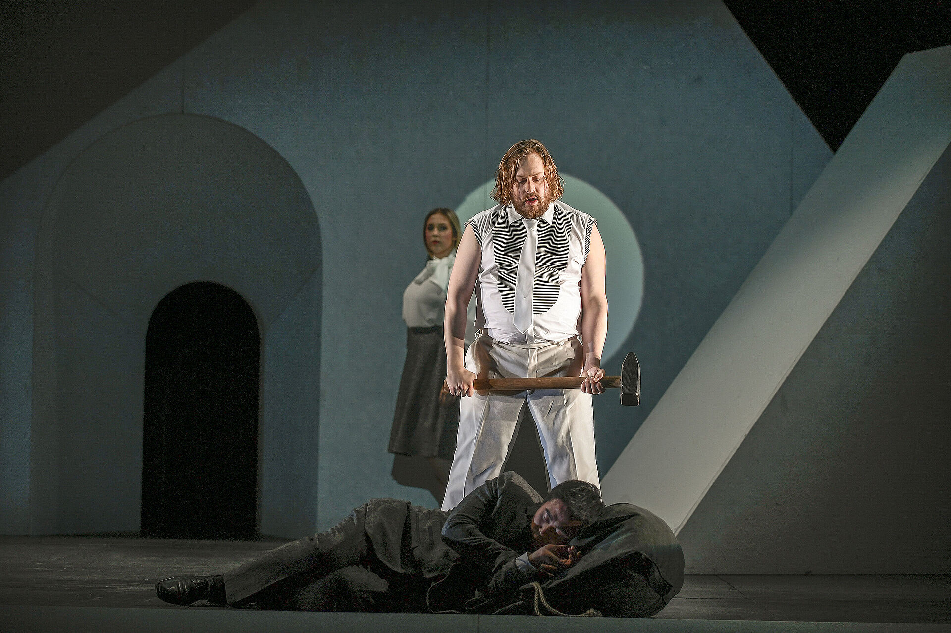 Paulina Bielarczyk als Sa femme, Jussi Juola als Son ami und Elia Jang als Le matelot, Foto: Sebastian Hoppe Paulina Bielarczyk als Sa femme, Jussi Juola als Son ami und Elia Jang als Le matelot, Foto: Sebastian Hoppe