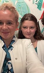 Konzertreise in Bayern/Foto: Aleksandra Mikulska Selfie der Klavierprofessorin Aleksandra Mikulska mit drei ihrer Schülerinnen und Schüler