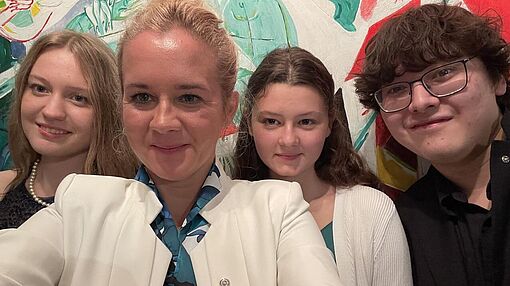 Selfie der Klavierprofessorin Aleksandra Mikulska mit drei ihrer Schülerinnen und Schüler