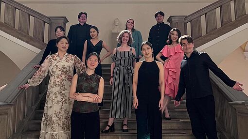 Gruppenfoto der Studierenden der Liedklasse auf einer Treppe im Gebäude der HMT Leipzig