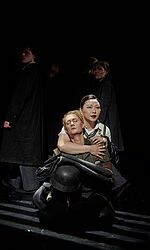 DIE WEISSE ROSE_A: (vorn) Nico Lindheimer (Hans Scholl), Hanna Park (Sophie Scholl) /Foto: Stephan Floss