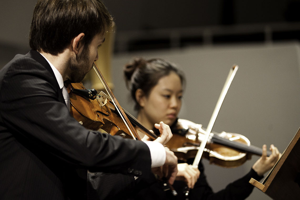 [Translate to Englisch:] Streicher im Hochschulsinfonieorchester/Foto: Marius Leicht