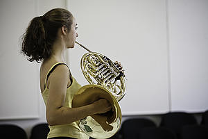 Hornistin/Foto: Marius Leicht