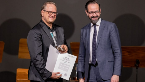 Wissenschaftsminister Sebastian Gemkow gratuliert Olaf Katzer zum Sächischen Lehrpreis 2023/Foto: SMWK Ben Gierig