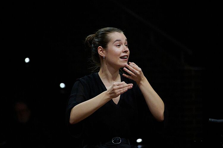 Aisté Krivickaite/Foto: Grzegorz Kubiak Aisté Krivickaite dirigiert, to the current article