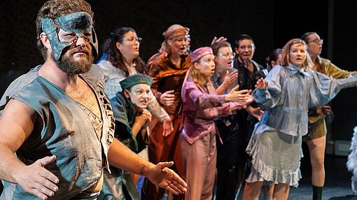 Tiefseeoper: Timothy Brewer (Koboldhai) und Chor/Foto: Kim Josephine Schölch