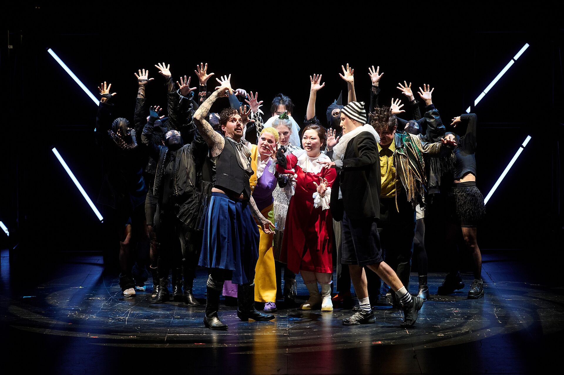 DON GIOVANNI: Opernchor mit (v.l.n.r.) Gerrit Illenberger (Don Giovanni), Lisa Trentmann (Donna Elvira), Clara-Marie Schade (Zerlina), Hanna Park (Donna Anna), Alexander Rampp (Leporello), Joschua Vlasanek (Masetto)/Foto: Stephan Floss Ensemble der Opernproduktion DON GIOVANNI