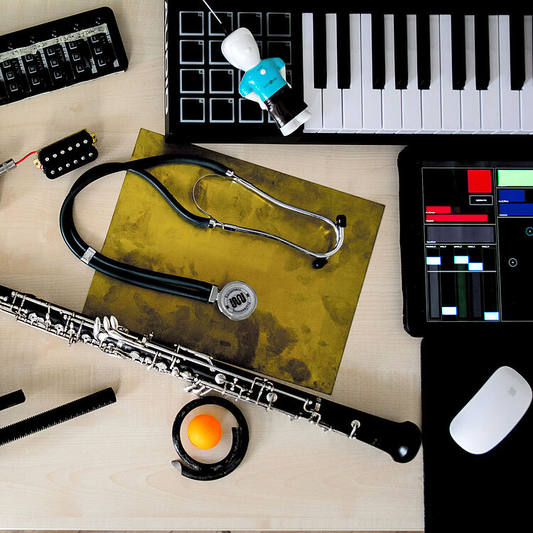 Foto: Privat Oboe und Geräte von oben, to the current article